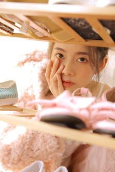 美女光溜溜没有衣服穿的图片